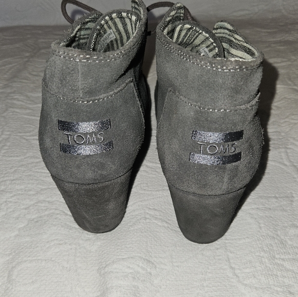 TOMS Dark Gray Suede Comfort Wedge Booties Shoes Women’s Size 9 Fall Boots - Picture 4 of 10